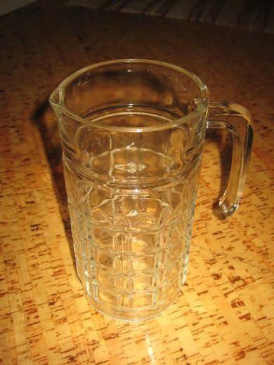 Pen glassmugge, ca 21 cm høg. 