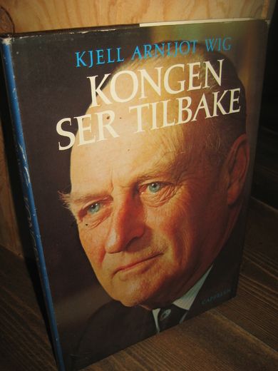 WIIG, KJELL ARNLJOT: KONGEN SER TILBAKE. 1977.
