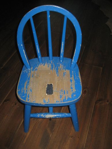 Barnestol i tre ca 55 cm høg