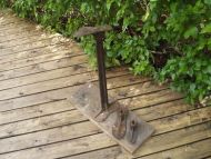 Gammelt skomakerutstyr med 3 stk jernlester