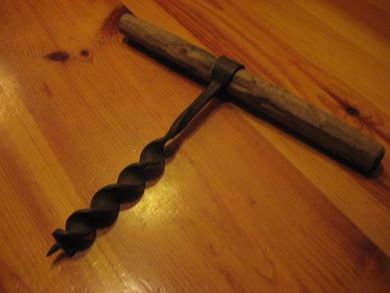 Gammel bor med trehandtak tidleg 1900