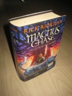 RIORDAN, RICK: MAGNUS CHASE OG GUDENE FRA ÅSGARD. 2016..