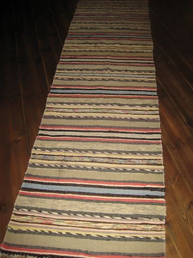 Stor og hel golvrye fra eldre dager, ca 2.5 meter lang. 66 cm brei. Pent reparert på en plass. 