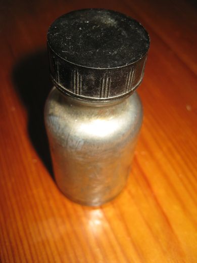 Eldre medisinflaske med stempel under 1047