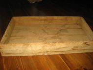 Gammel trekasse ca 70*42 cm stor 9 cm høg Kan brukes til så mangt treng di ei spesiell ramme til ditt favorittbilde eller treng du noe på golvet til dine magasiner?