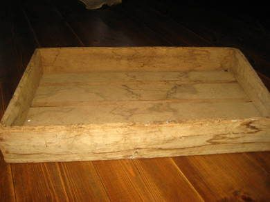 Gammel trekasse ca 70*42 cm stor 9 cm høg Kan brukes til så mangt treng di ei spesiell ramme til ditt favorittbilde eller treng du noe på golvet til dine magasiner?
