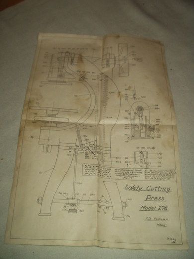 Modell av en gammel skomakermaskin pen i glass og ramme 1940
