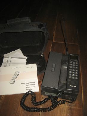 Gammel og meget tung PHILLIPS mobiltelefon det var tider det!! Modell PRV5031 Ligg i pen bag