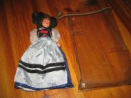 Eldre dokke med nasjonaldrakt