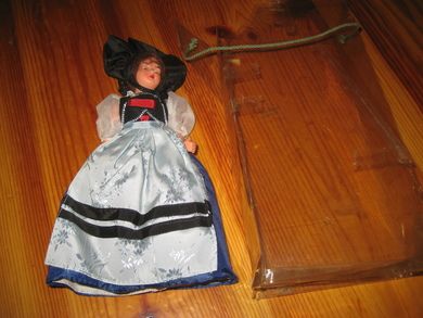 Eldre dokke med nasjonaldrakt