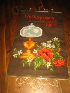 Pent veggteppe fra 60-70 tallet med smijernsbeslag Tekst: Velkommen til vårt hjem Dette er nr 2