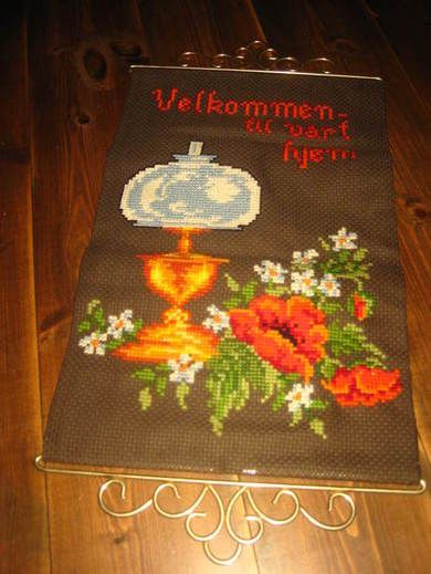 Pent veggteppe fra 60-70 tallet med smijernsbeslag Tekst: Velkommen til vårt hjem Dette er nr 2