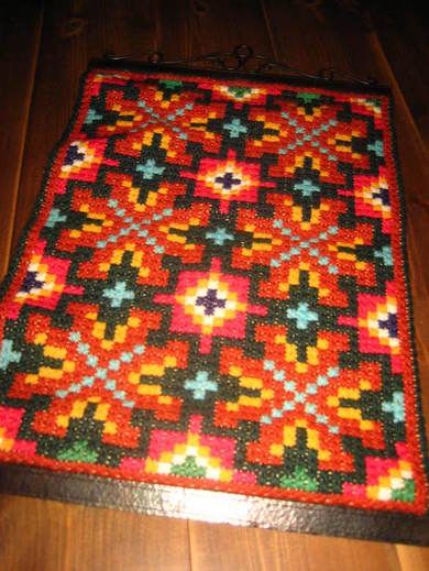 Pent veggteppe fra 60-70 tallet med smijernsbeslag Dette er nr 5