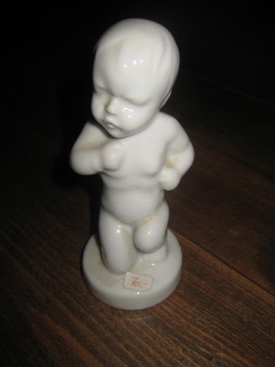 Pen porselensfigur, ca 12 cm høg. 60 tallet.