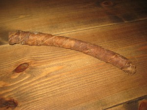 Rull med krigstobakk,  tobakksblader klar til bruk. Ikkje så ofte du finn disse lenger. Gammelt!! Ca 24 cm lang. 
