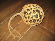 Kavlkule i god stand brukt ved garnfiske i gamle dager Fra forige århundreskifte Ca 14 cm i diameter mørk grønn