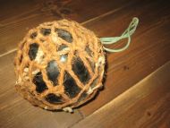 Kavlkule i god stand brukt ved garnfiske i gamle dager Fra forige århundreskifte Ca 12 cm i diameter mørk grønn