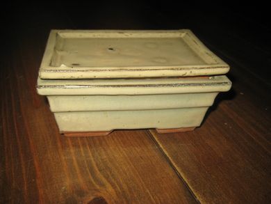 Pen keramikk krukke med lokk ca 14*8 cm stor 7 cm høg