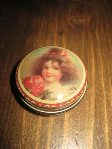 Pen blikkeske av nyere dato ca 3 5 cm i diameter