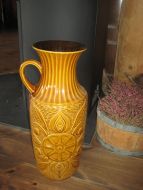 Stor og pen urne fra 50-60 tallet. Ca 46 cm høg. 