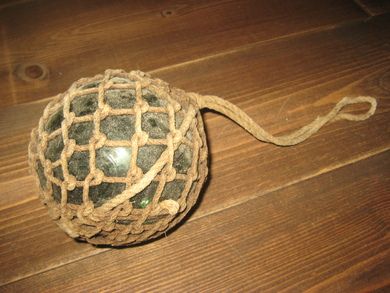 Kavlkule i topp stand brukt ved garnfiske i gamle dager Fra forige århundreskifte Ca 12 cm i diameter mørk grønn