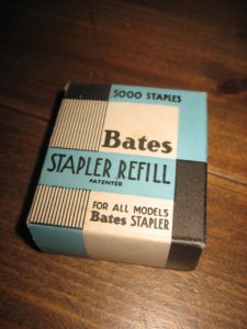 Eske med ubrukt innhold, BATES Stapler REFILL    60 tallet. 