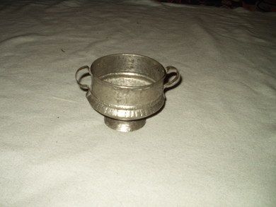 Metallskål med hank