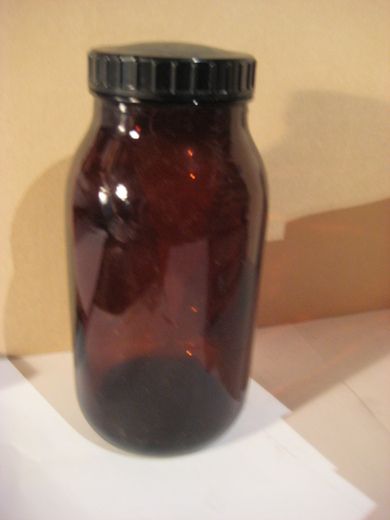 Gammel apotekerflaske merka under med 