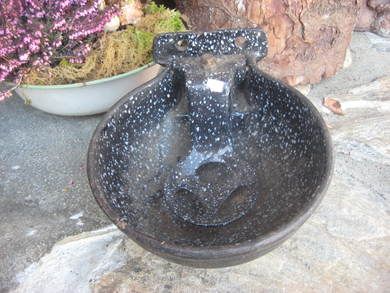 Meget pent drikkekar med vannutløser, emaljert, 30-40 tallet. Ca 24 cm i diameter. Pent til å plante i om dette da ikkje skal vere i bruk.