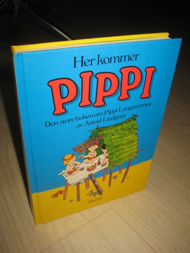 LINDGREN, ASTRID: Her kommer PIPPI. Den store boken om Pippi Langstrømpe. II. 1988.