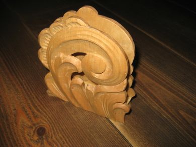 Serviettholder i tre med utskjeringer 80 tallet