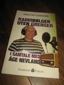 HETLEBAKKE: RADIOBØLGER UTEN GRENSER. I SAMTALE MED ÅGE NEVLAND. 2010.