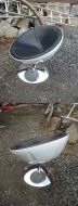Spesiell stol i hud med plastdel bak metallfot 80 tallet?