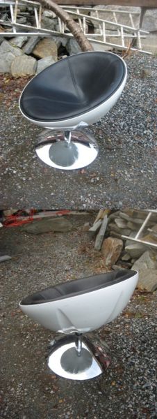 Spesiell stol i hud med plastdel bak metallfot 80 tallet?