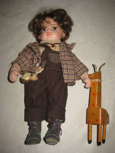 Porselensdokke med skiraff Nyere dokke