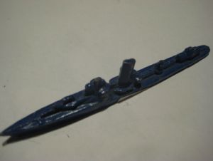Krigsskip i tinn, ca  8.5 cm lang. Blå. 50 tallet.