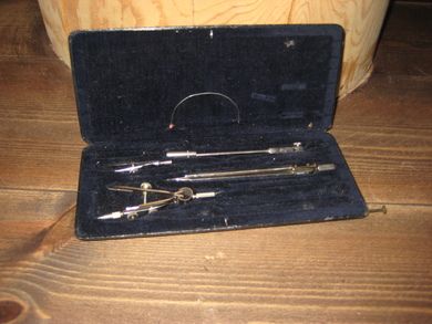 Eldre etui med skrivestell 30-40 tallet