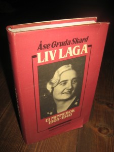 Skard, Åse Gruda: LIV LAGA. EI MINNEBOK 1905-1940. 1985.