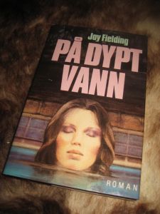 FIELDING, JOY: PÅ DYPT VANN. 1987.