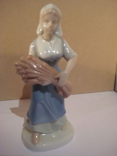 Porselensfigur dame med kornaks
