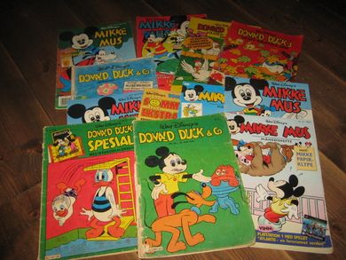 Lot med gamle tegneserier selges samla som på bildet
