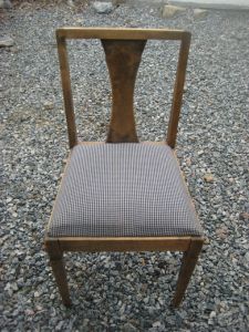 Pen stol fra tidleg 1900, laga ved JULIUS ANDERSEN, SNEDKER, MØLLERGT. 8 II, KRISTIANIA.