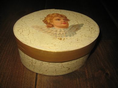 Lite ovalt skrin av nyyere dato 70-80 tallet Ca 13 cm i diameter