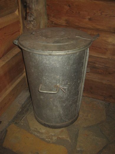 Stor stamp med lokk syrebeisa 60 tallet