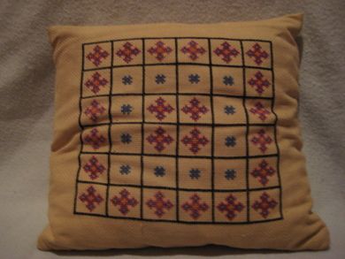 Brodert og pen sofapute med innhold ca 29*29 cm stor