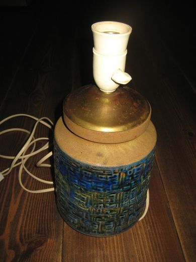 Lampefot i keramikk, 50 tallet. Mangler skjerm.
