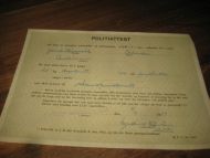 POLITIATTEST om kjøp av sprengto, tennmidler og ammunisjon. 4/2-1958.