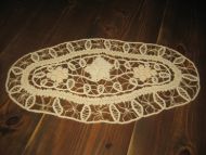 Meget pent heimearbeid brodert brikke med nupereller ovalt ca 43 cm i diameter