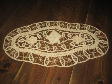 Meget pent heimearbeid brodert brikke med nupereller ovalt ca 43 cm i diameter