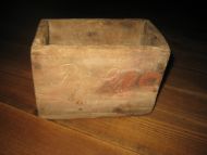 Liten treeske, ca 18*11 cm stor, 12 cm høg, med initialer i front, 1800 tallet. 